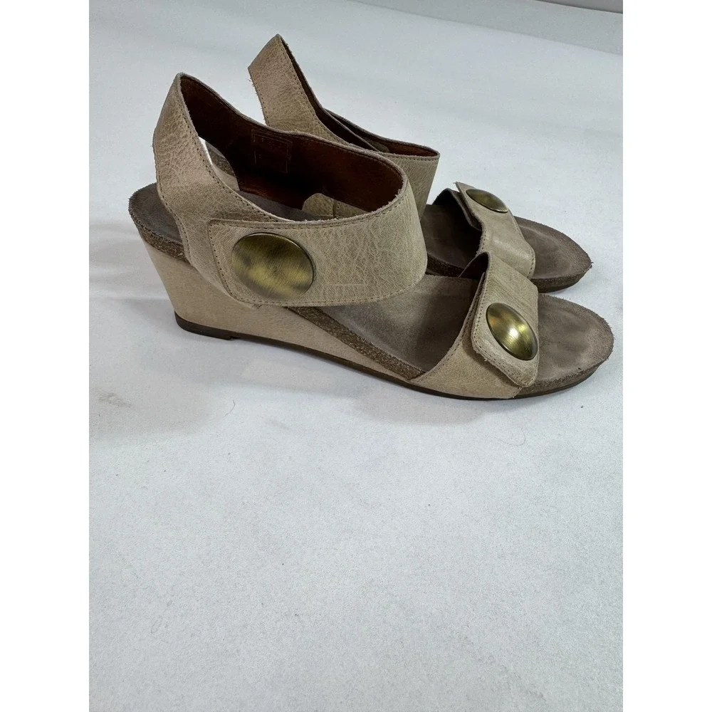 Taos Sandals Shoes Womens Size 10 Beige Leather Wedge Big Button Strap Comfort